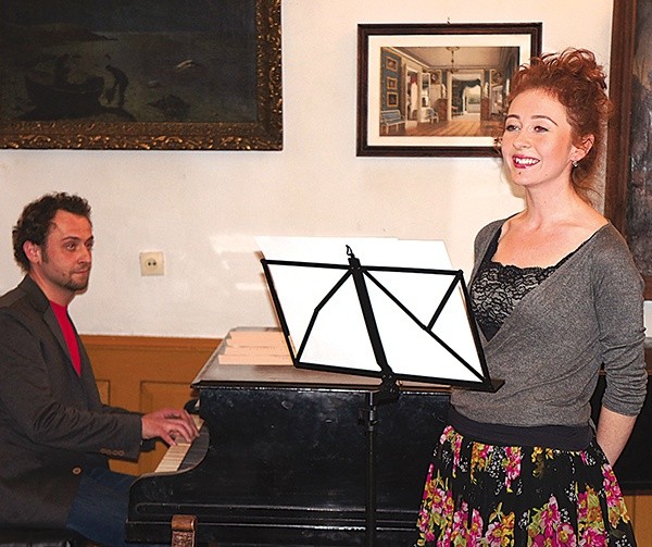 Maciej Białek i Magdalena Kapuścińska ułożyli muzykę do utworów pani Heleny i wykonali je podczas spotkania z autorką