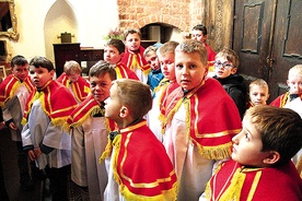 Przed niedzielną Eucharystią o godz. 10.30 w zakrystii brakuje miejsca, by się przebrać w komżę czy albę