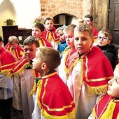 Przed niedzielną Eucharystią o godz. 10.30 w zakrystii brakuje miejsca, by się przebrać w komżę czy albę