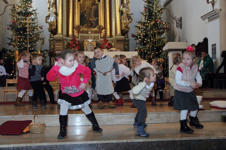 Przedstawienie przedszkolaków w Domaniewicach