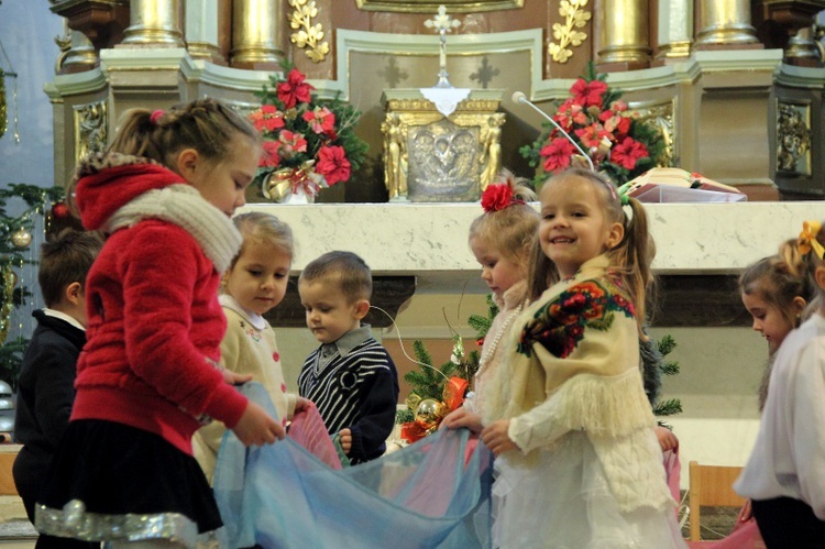 Przedstawienie przedszkolaków w Domaniewicach