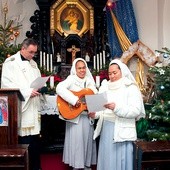 Nie tylko habitami lub ich brakiem różnią się posługujące w Koszalinie siostry zakonne. Różne charyzmaty, języki, a nawet obrządki nie przeszkadzają we wspólnym kolędowaniu  