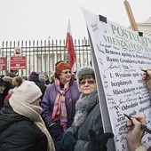 Protest na pl. Bankowym.  Część mieszkańców Bemowa domaga się „zaprzestania szykanowania” ich dzielnicy