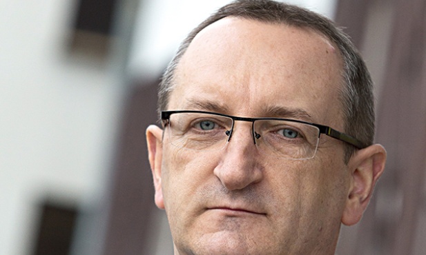 Krzysztof Bartuś wyceniał m.in. wartość nieruchmości w podkrakowskiej Rząsce (na zdjęciu w tle).  Sąd w Gliwicach oczyścił go z zarzutu zawyżenia  jej wartości