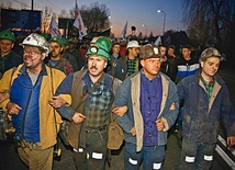 Sprawa górników pokazuje arogancję władzy, która pozoruje dialog społeczny, a w praktyce ignoruje głosy partnerów, uginając się jedynie przed groźbą protestów silnych grup zawodowych