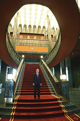 Prezydent Turcji Recep Erdogan właśnie przeprowadził się do nowego pałacu. Jego budowa kosztowała ponad pół miliarda euro