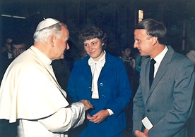 Podczas wyjazdu do centrali Papieskich Dzieł Misyjnych w Rzymie w 1985 r. bohater i autorka tekstu spotkali się z Janem Pawłem II