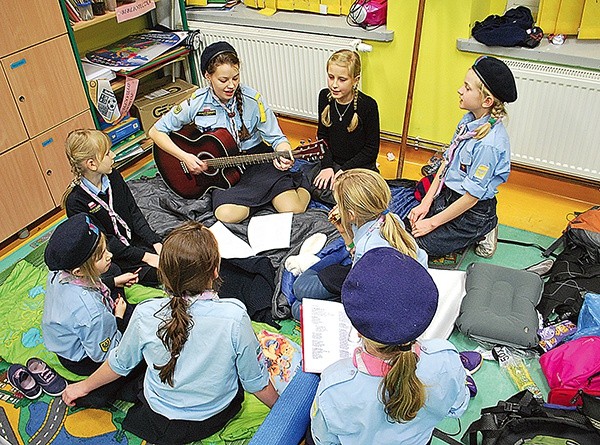 Formacja wilczków opiera się także na muzyce i wspólnym śpiewaniu