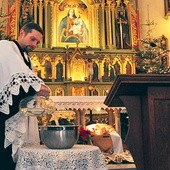 Nabożeństwo rozpoczęło symboliczne wlewanie wody  do jednego naczynia 