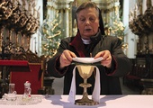  Siostra Maria jest zakrystianką. To ona, wraz z s. Krystyną, dba m.in. o wystrój świątyni, przygotowanie do Eucharystii czy szaty liturgiczne