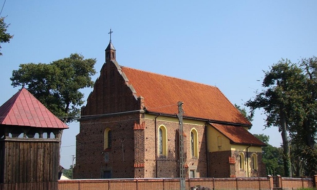 Kościół w Sierzchowach. Obok drewniana dzwonnica