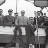 Na trybunie honorowej w Opolu w 1946 r. obok Bolesława Bieruta (w jasnym garniturze) stoi w mundurze wojewoda Aleksander Zawadzki, a z tyłu (również w mundurze) jego zastępca Jerzy Ziętek