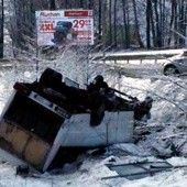 Bus spadł do rowu i zatrzymał się na dachu