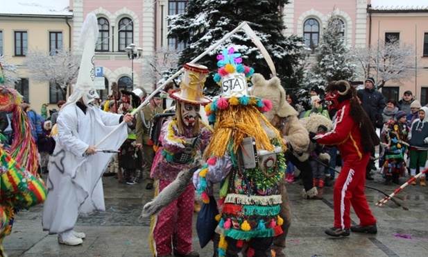 W składzie grupy musi pojawić się sporo wymaganych postaci: śmierć, panna młoda, wojak, niedźwiedź...