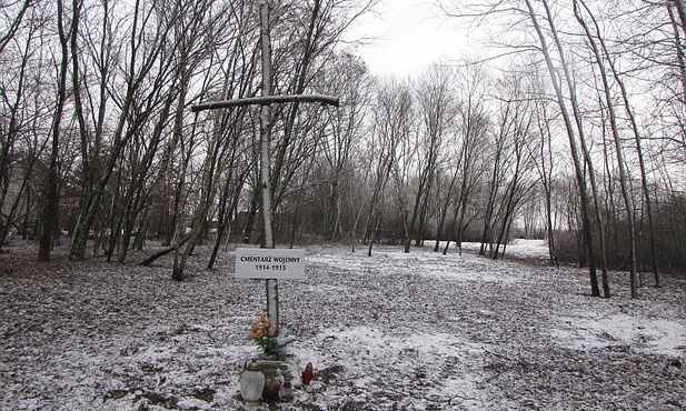 Krzyż informujący, że w tym miejscu pochowano żołnierzy