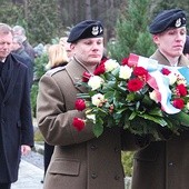  Wielki książę Luksemburga Henryk składa kwiaty przed pomnikiem na cmentarzu Ofiar Obozu Sonnenburg w Słońsku