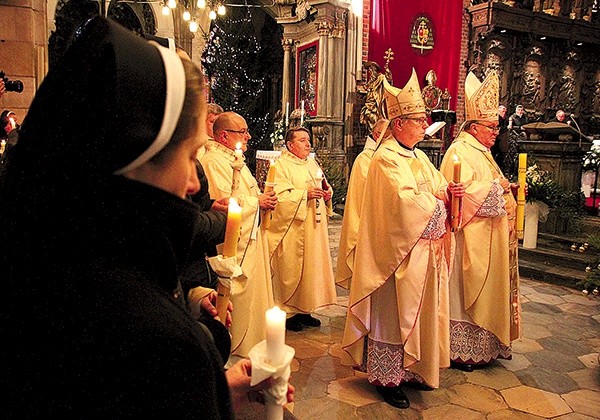 2 lutego to także święto Ofiarowania Pańskiego, inaczej Matki Bożej Gromnicznej. Procesja z płonącymi świecami na początku liturgii jest znakiem kroczenia przez życie w jedności z Jezusem 