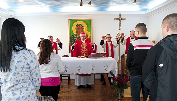 Szafarzem sakramentu był bp Mieczysław Cisło