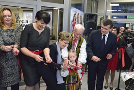  Moment przecięcia wstęgi. Z prawej Janusz Reszelewski, w środku Elżbieta Radziszewska