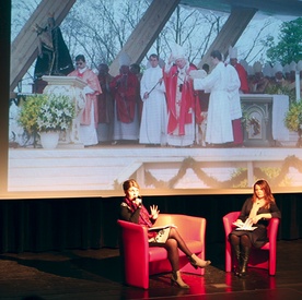 Publikację  zaprezentowały  Joanna Jurgała-Jureczka  (z lewej) i Dorota Kochman
