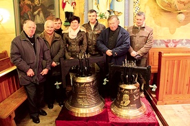  Hodowcy z kapelanem ks. J. Żyłką przy wyjątkowych dzwonach