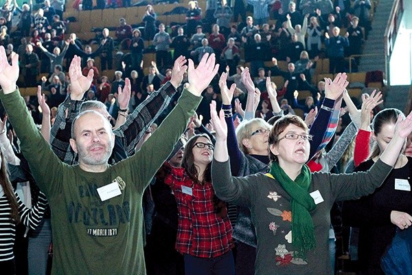  Chwałę Boga warto wyśpiewać z entuzjazmem, niczym król Dawid,  który tańczył przed Arką Pana