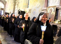  Procesji z gromnicami, w której wzięli udział przedstawiciele rodzin zakonnych z całej diecezji, przewodniczył nuncjusz apostolski w Polsce