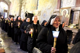  Procesji z gromnicami, w której wzięli udział przedstawiciele rodzin zakonnych z całej diecezji, przewodniczył nuncjusz apostolski w Polsce