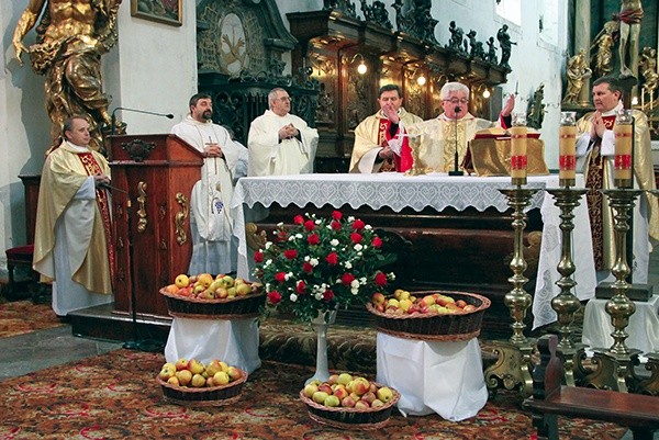 Poświęcone owoce można było zabrać do domu