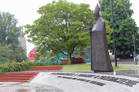 Pomnik kard. Kominka znajduje się na Ostrowie Tumskim we Wrocławiu 