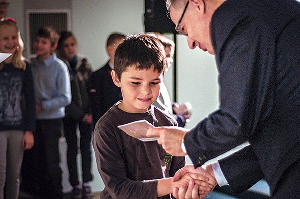 Podczas inauguracji Akademii każde dziecko otrzymuje Indeks Sukcesu, w którym wolontariusze notują jego osiągnięcia
