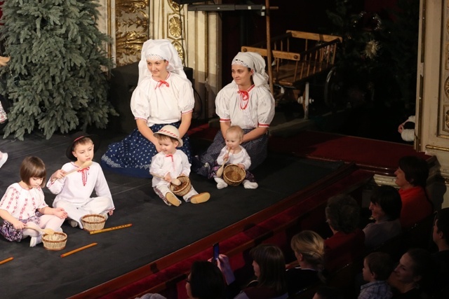 Zespół Teatralny Parafii św. Elżbiety na scenie