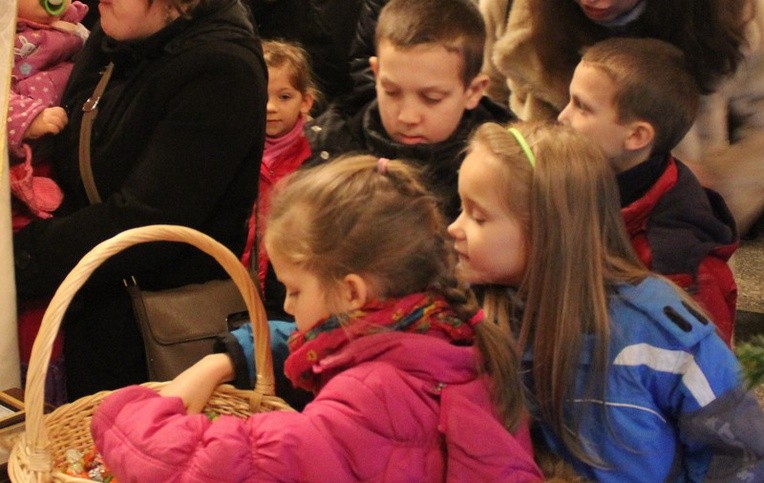 Maluchy wychowujące się w gromadce rodzeństwa przybędą z rodzicami na kolejne spotkanie w Komorowicach