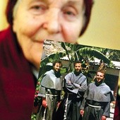 Marianna Wysoczańska pokazuje zdjęcie trzech polskich franciszkanów: od lewej jej ocalały syn o. Jarosław oraz męczennicy o. Zbigniew i o. Michał
