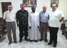  W diecezji Kara. Od lewej: ks. Stanisław Klein, ks. Piotr Warzecha, bp Jacques Longa, ks. Henryk Pocześniok i ks. Grzegorz Sonnek 