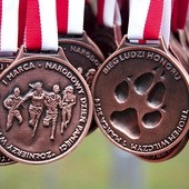 Każdy z uczestników biegu otrzyma pamiątkową koszulkę i medal