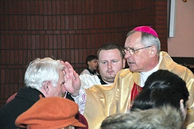 Słupsk, 11 lutego. W kościele św. Józefa bp Edward Dajczak udzielił kilkudziesięciu osobom sakramentu namaszczenia chorych oraz spotkał się z przedstawicielami służby zdrowia. Pasterz diecezji odwiedził także słupskie hospicjum