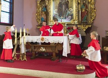 Ministranci służą w kościele św. Mikołaja zbudowanym w 1660 roku