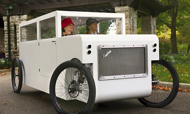 Cameron i Rachael Van Dyke’owie  w Cyclonie