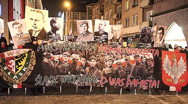 Coroczny Marsz Pamięci jednoczy środowiska patriotyczne. Licznie biorą w nim także udział piłkarscy kibice Śląska Wrocław