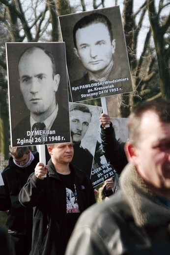 Największe uroczystości odbywają się od kilku lat na  tzw. wrocławskiej Łączce, gdzie po wojnie w anonimowych grobach chowano zamordowanych przez UB bohaterów