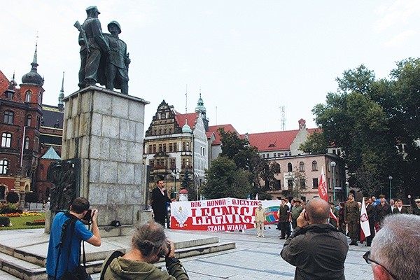 Od projektu do samej przebudowy placu droga jest daleka. Zapewne jeszcze wiele razy usłyszymy o wojnie pomnikowej