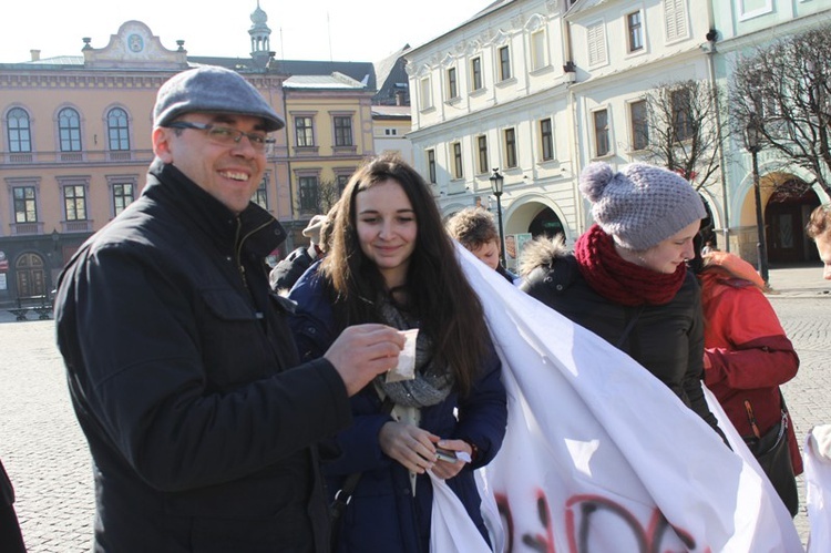 Młodzi cieszyniacy z krzyżem na rynku