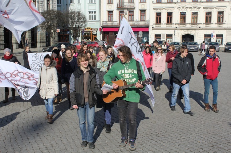 Młodzi cieszyniacy z krzyżem na rynku