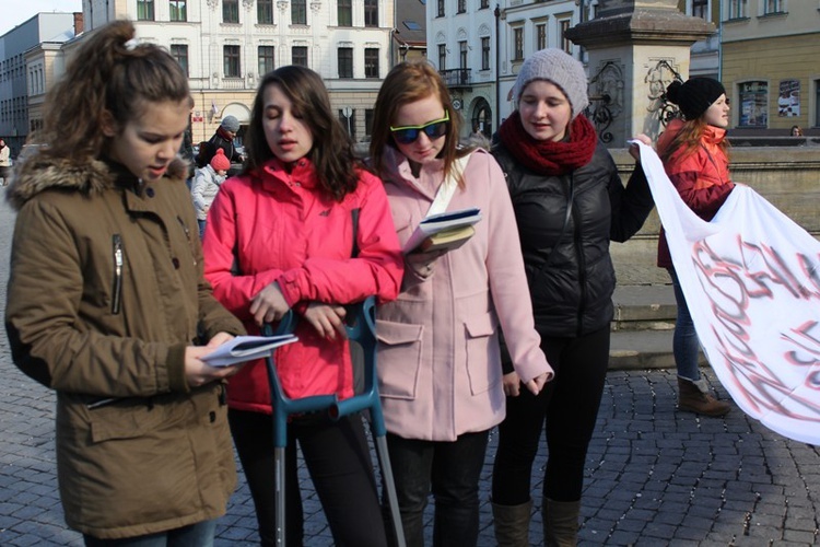 Młodzi cieszyniacy z krzyżem na rynku