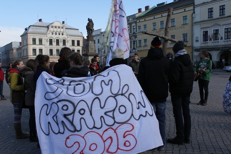 Młodzi cieszyniacy z krzyżem na rynku