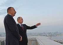 Prezydenta Azerbejdżanu Ilhama Alijewa wiele łączy z Władimirem Putinem. Obaj równie bezwzględnie tępią w swoich krajach opozycję, a spokój społeczny utrzymują głównie przy pomocy służb specjalnych