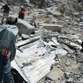 Alpiniści przy szczątkach chilijskiego samolotu, który rozbił się w Andach 3 kwietnia 1961 roku. Wrak właśnie odnaleziono w paśmie Linares, na wysokości 3200 m n.p.m.