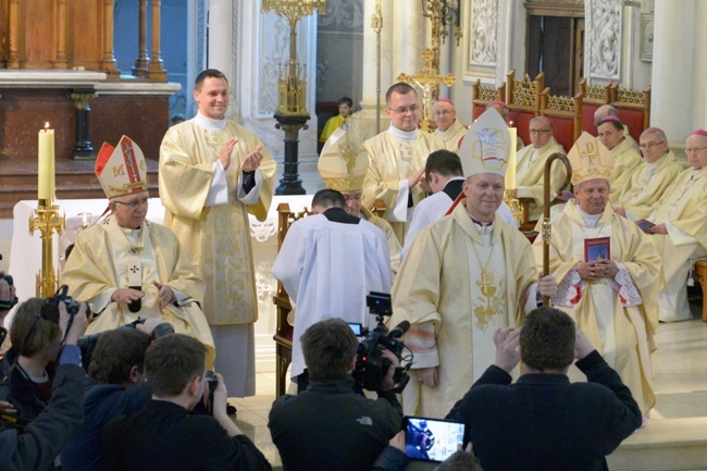 Bp Piotr Turzyński po obrzędzie święceń pokazuje się wiernym