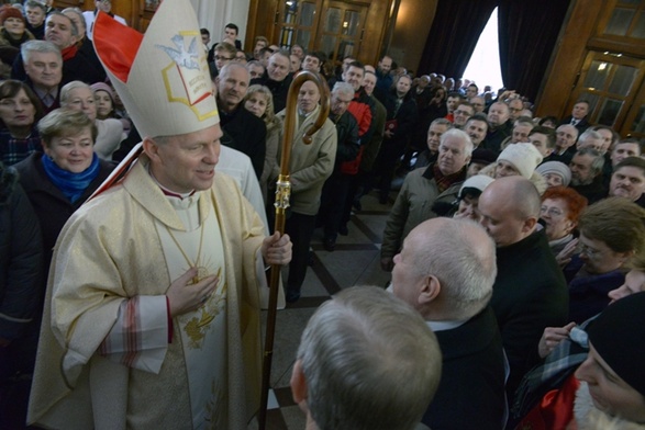 Bp Piotr w rozmowie z wiernymi, którzy przybyli do katedry na uroczystość święceń biskupich